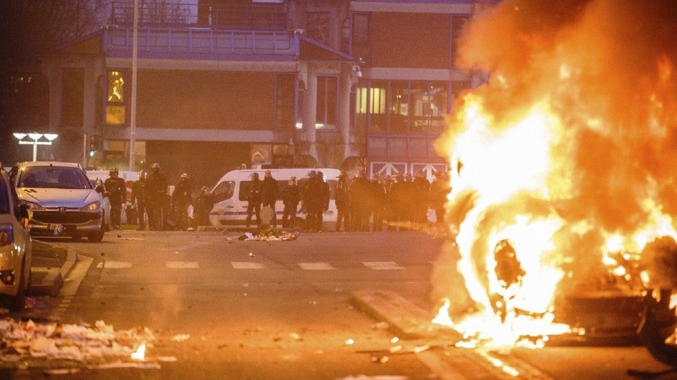 Ο βιασμός ενός μαύρου δίνει τη χαριστική βολή στην ΕΕ: Η Γαλλία φλέγεται και η Μαρί Λε Πεν καλπάζει προς τη νίκη – Και όλα πλέον αλλάζουν… (βίντεο)